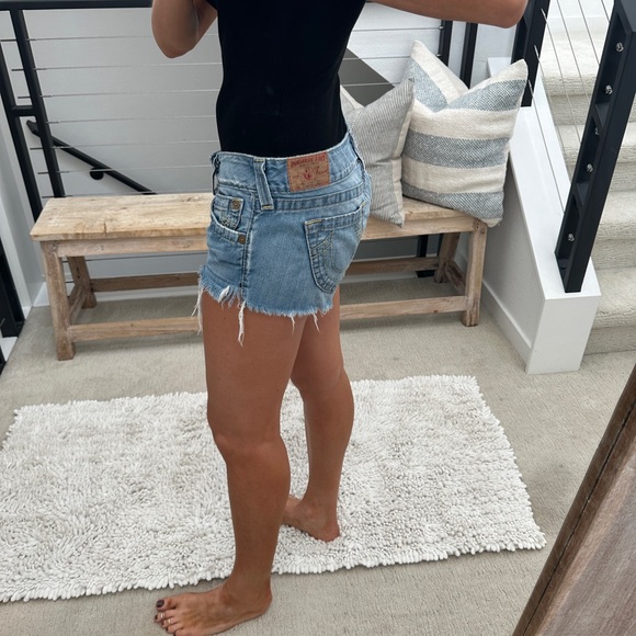 True Religion Bobby Cutoff Distressed Denim low rise Shorts Light Wash Frayed 30 - Picture 6 of 12